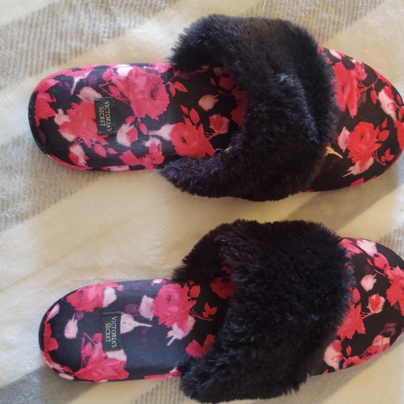 Victoria's Secret floral sherpa blanket & slippers - Picture 7 of 10